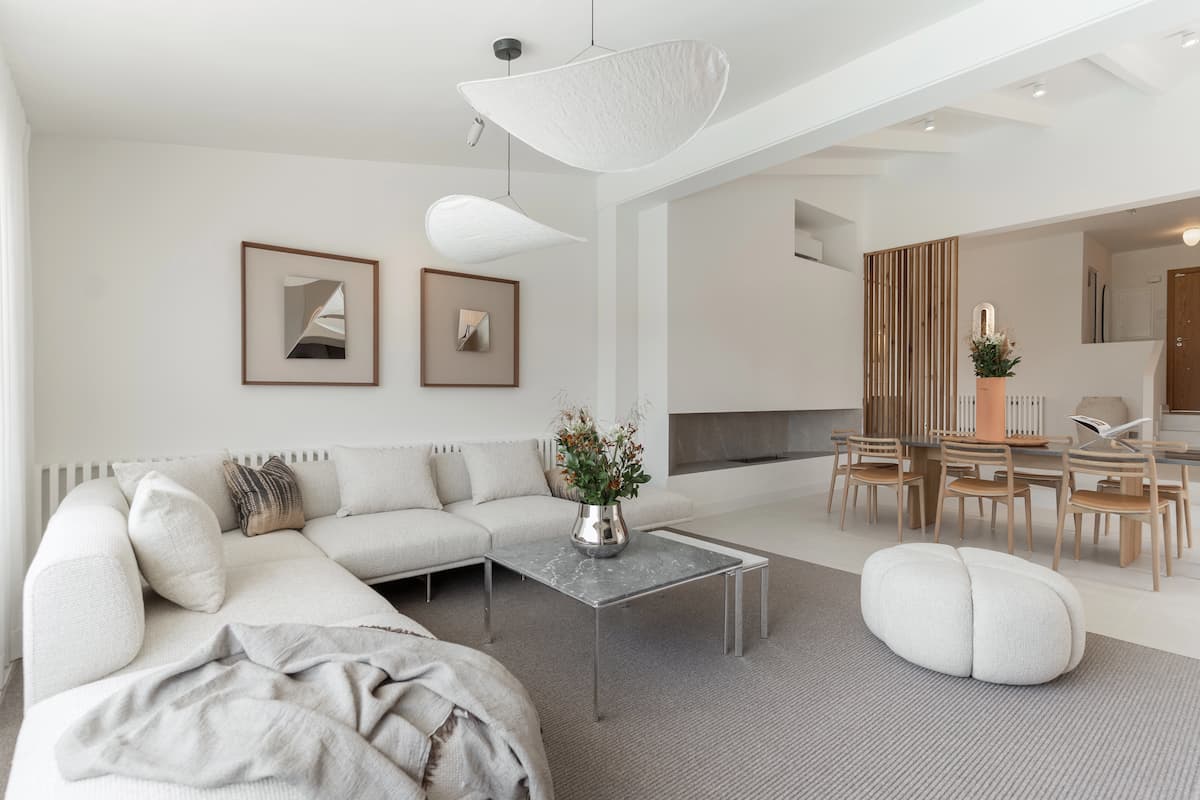 Modern open-plan living and dining room renovation in Fuengirola, Costa del Sol, featuring minimalist white decor, bespoke furniture, and high-end interior remodeling by Effortless Living.